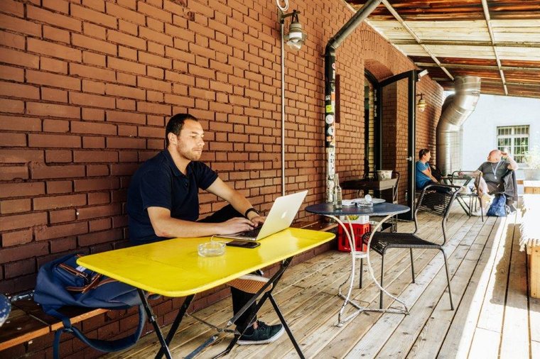 Crowdworker auf einer Terrasse Symbolbild syndicom Crowdworking