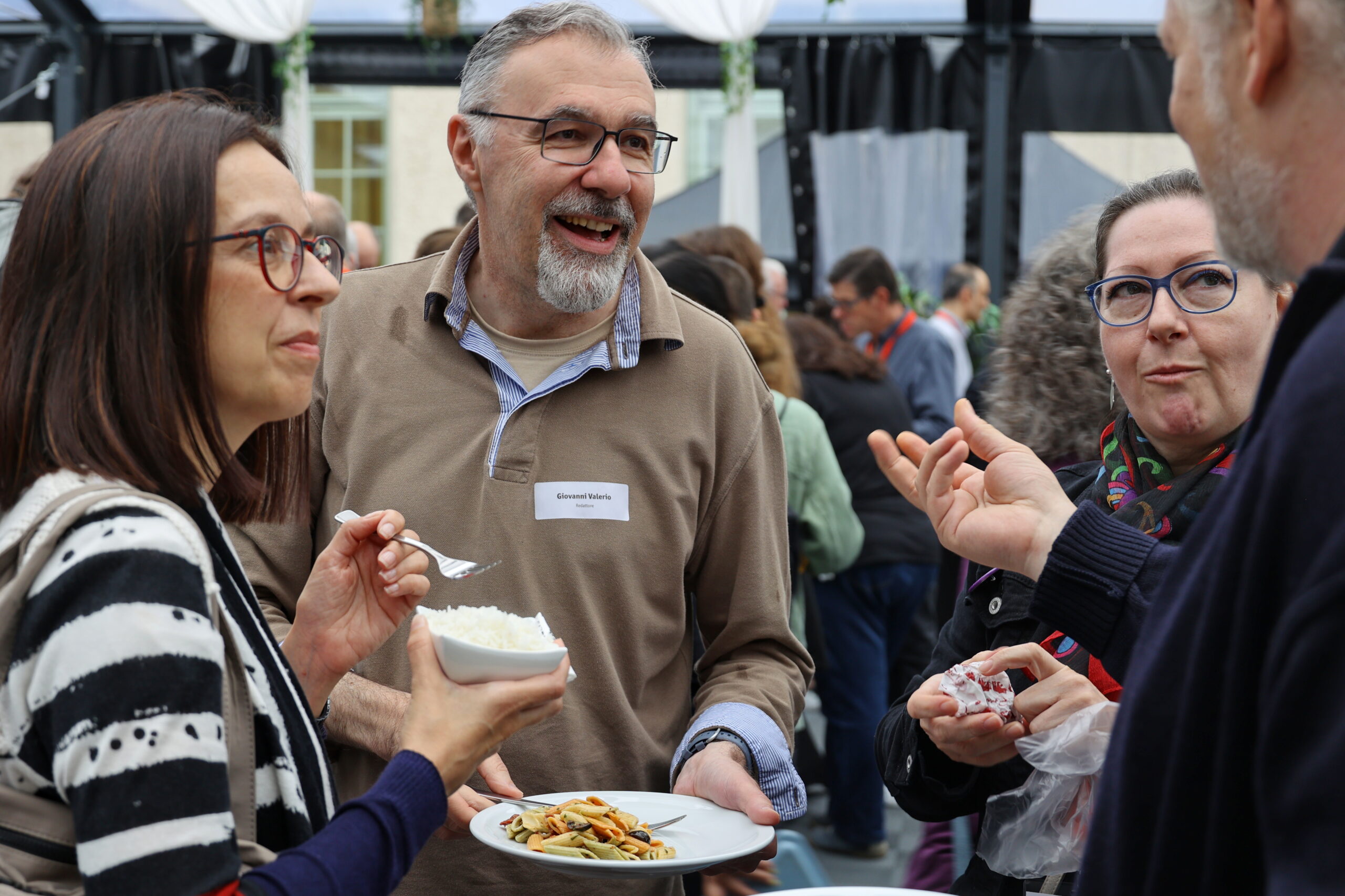 Delegiertenversammlung 2024 der Gewerkschaft syndicom, Leute beim Essen