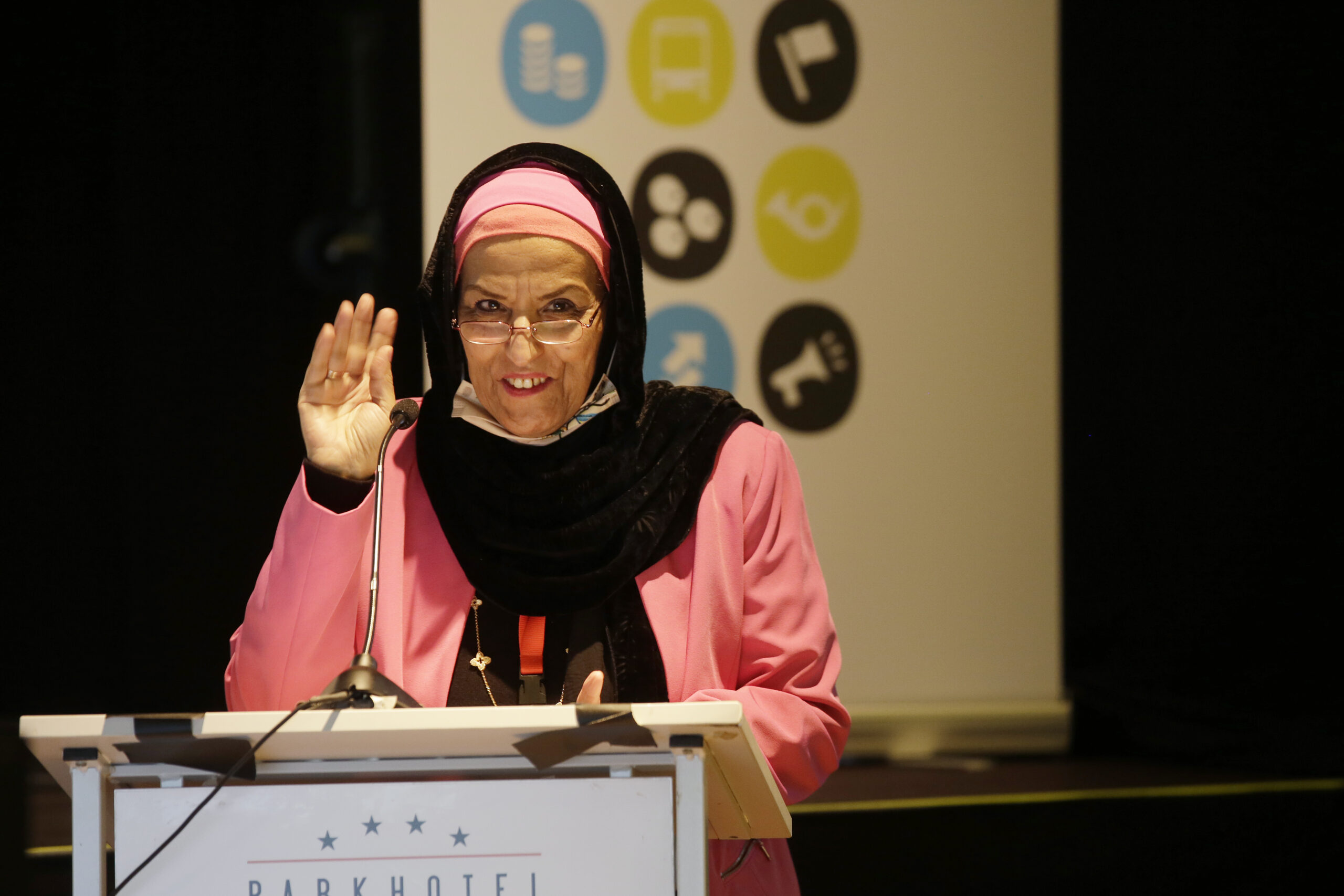 Langenthal, Parkhotel, syndicom - Kongress 2021, Votum der Delegierten Fatima Lee für einen Systemwandel und Massnahmen gegen die Klimakrise. 27.11.2021 Bild: Sabine Rock