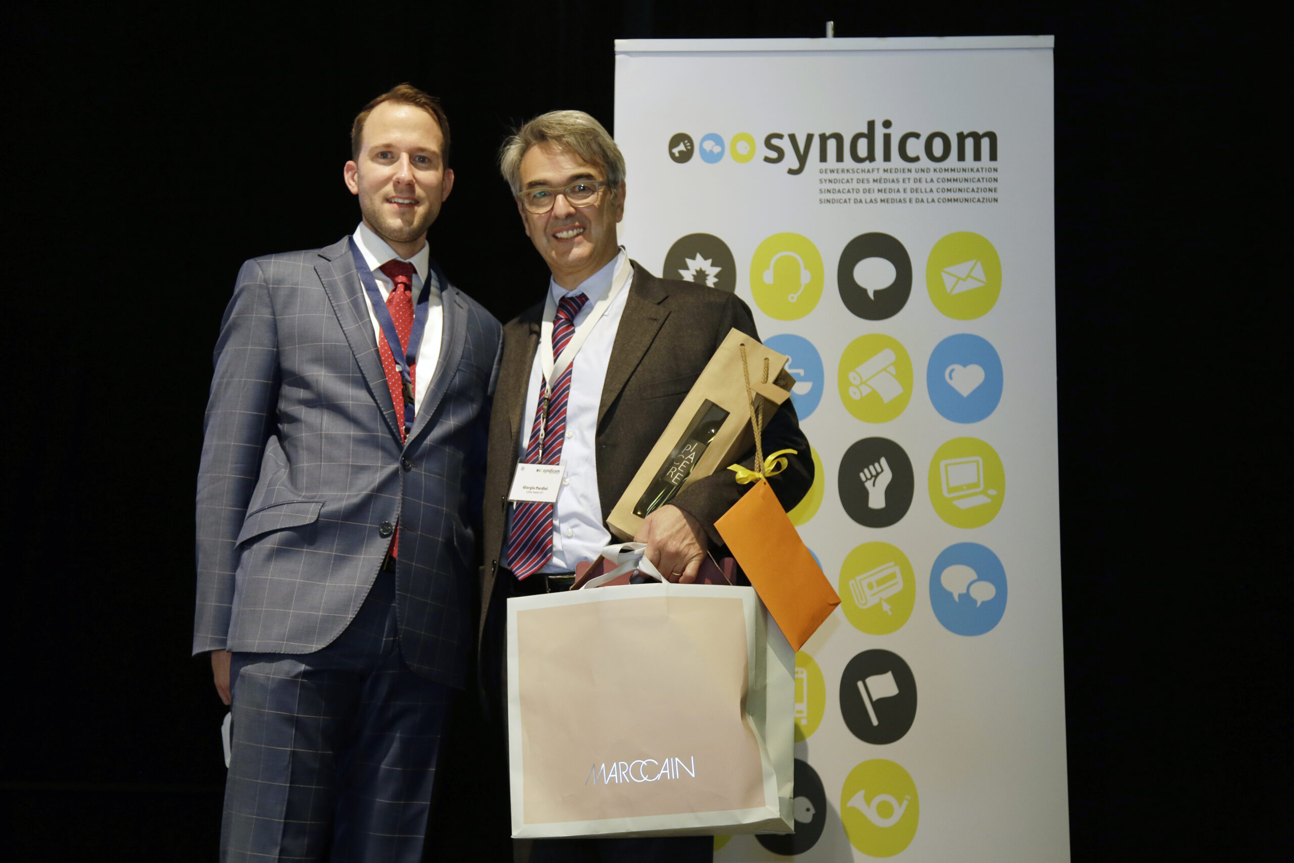 Langenthal, Parkhotel, syndicom - Kongress 2021, neues Geschäftsleitungsmitglied Daniel Hügli, Sektor ICT , links und der abtretende Giorgio Pardini . 26.11.2021 Bild: Sabine Rock