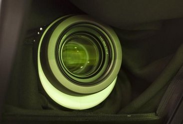 Une lentille de caméra ouverte cachée