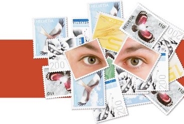 Empilement de timbres différents pour former un visage avec des yeux. 