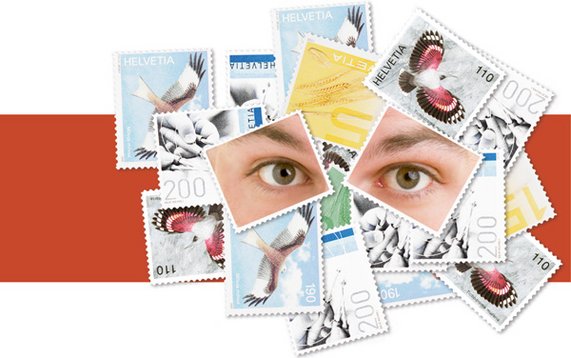 Aufgeschichtete unterschiedliche Briefmarken, mit denen ein Gesicht mit Augen geformt wird. 
