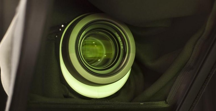 Une lentille de caméra ouverte cachée